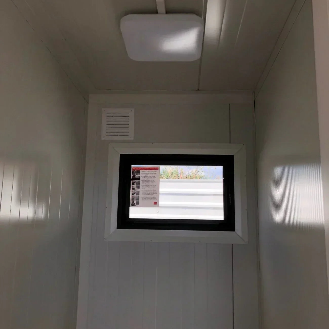 Contenedor sanitario de panel sándwich 6,00 × 3,00 m